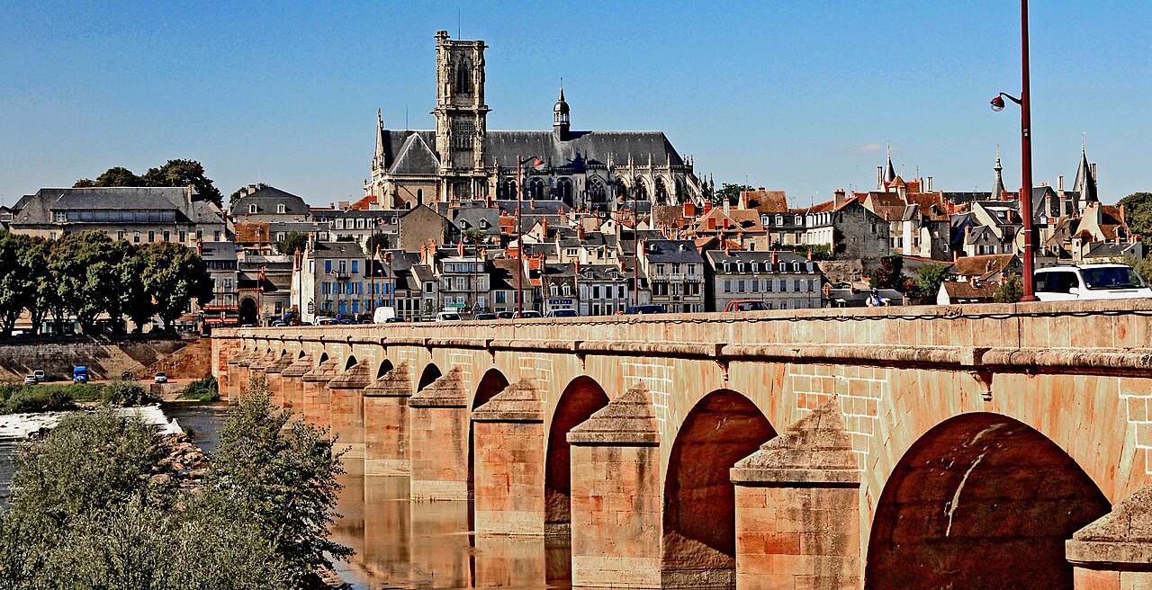 Nevers (58000), Nièvre — la boucherie Le Bœuf Tricolore de Nevers